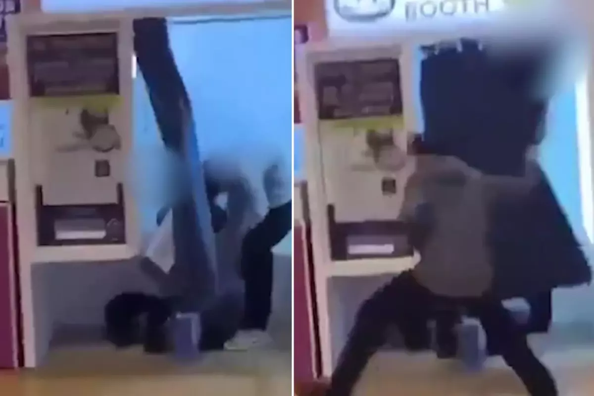 Alışveriş merkezinin foto kabininde cinsel ilişkiye girdiler