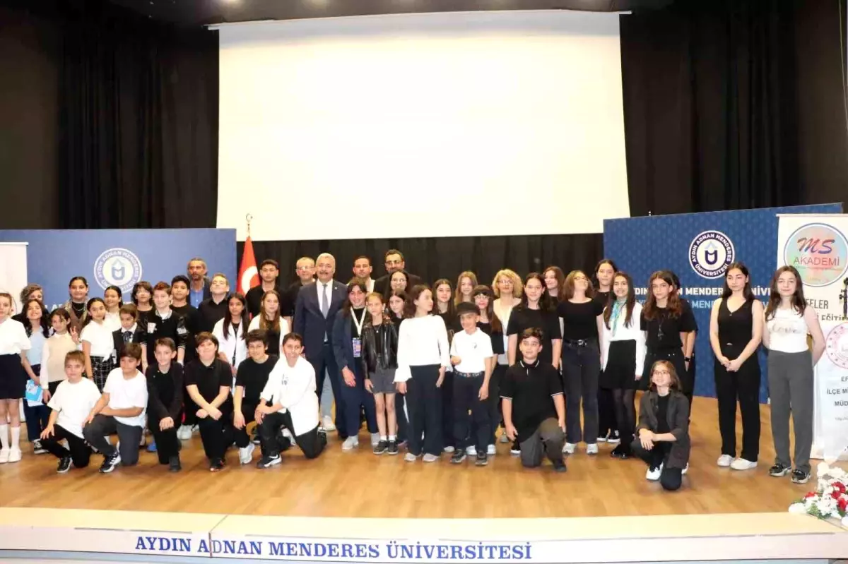 Efeler Sanat Festivali’nde Gençlerin Performansı