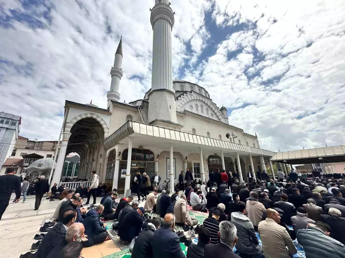 Elazığ’da Cuma Namazı Yoğun Katılımla Kılındı
